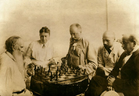 Лев Толстой играет в шахматы с Михаилом Сухотиным, зрители жена и сыновья